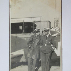 Foto pe carton 137x88 mm anii 30 cu aviatori/piloti romani langa un avion ICAR