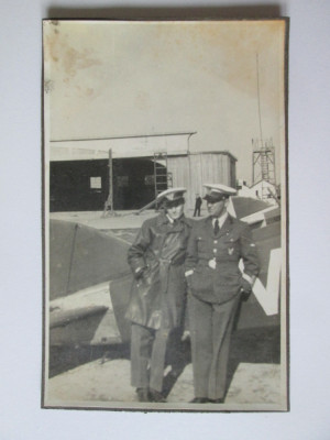 Foto pe carton 137x88 mm anii 30 cu aviatori/piloti romani langa un avion ICAR foto