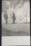 Fotografie tip Carte Postala, Doi barbati pe un drum de munte, perioada interbelica
