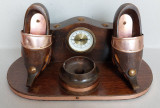 Suport pentru calimara si tocuri de scris, vintage din lemn, cu ceas mecanic