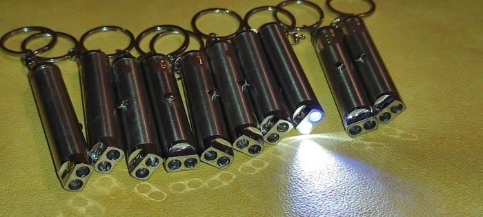 10 brelocuri lanterna cu 2 leduri lungime 6,5 cm NU INCLUDE BATERII