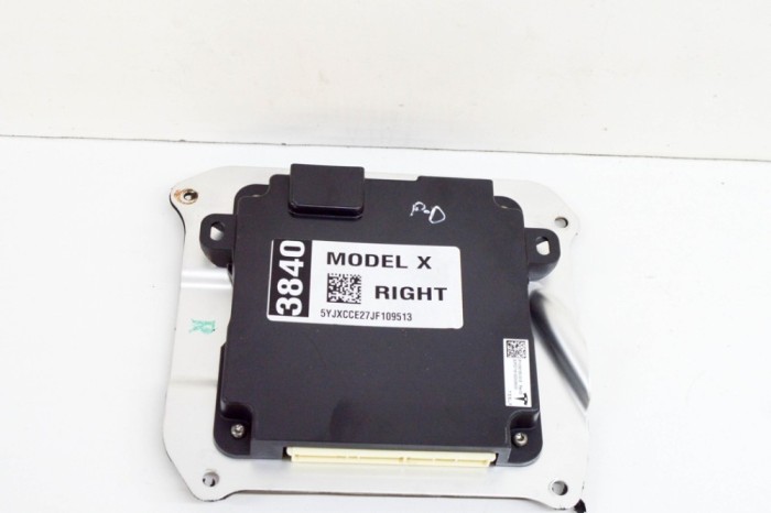 Modul de control ușă dreapta față TESLA MODEL X 2018 OEM: 1050183-00-E 17996334