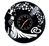 Ceas de Perete Decorativ &ldquo;Mire și Mireasă &ndash; Love Story&rdquo;, din Disc Vinil Reciclat, Design Nuntă, Negru, Mecanism Silențios (Sweep)