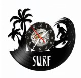 Ceas de perete decorativ &ldquo;Surfing Life&rdquo;, lucrat manual din disc de vinil (Vinyl Record), design plaja si valuri, Negru