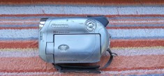 CAMERA VIDEO CANON DVD CAMCORDER DC211 , NU STIU DACA FUNCTIONEAZA , NU AM INCARCATOR PENTRU ACUMULATOR .