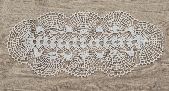 CENTRU DE MASA VINTAGE LUCRAT MANUAL CU FIR DE BUMBAC