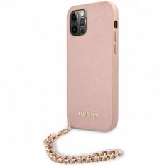 Husa Piele Guess Saffiano Gold Chain pentru Apple iPhone 12 / Apple iPhone 12 Pro, Roz GUHCP12MSASGPI