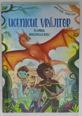UCENICUL VRAJITOR , IN UMBRA DRAGONULUI ROSU de ANNA TAUBE , ilustratii de LEONIE DAUB , VOLUMUL 3 , 2023 foto