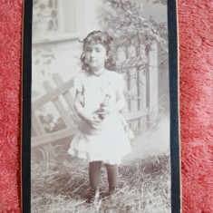 Fotografie tip CDV, fetita cu papusa, inceput de secol XX