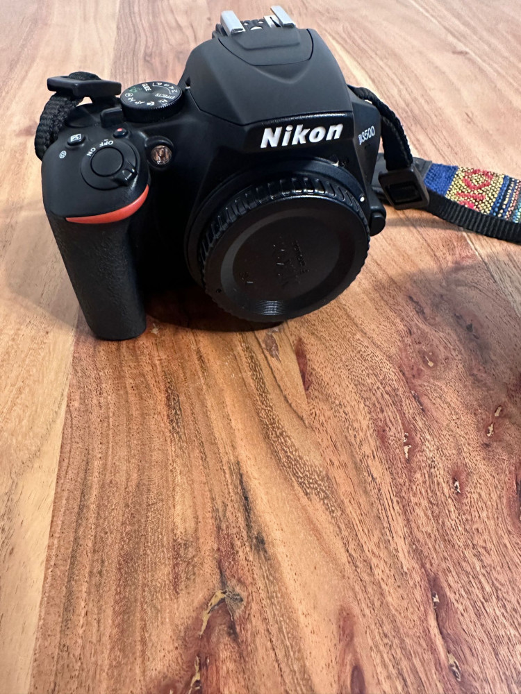 Nikon D3500 + Obiectiv 35mm | Okazii.ro
