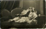 P2948N T&acirc;nără cu păr foarte lung, &icirc;n vestimentație de epocă
