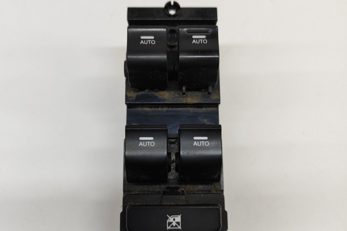 Buton geam ușă dreapta față HYUNDAI i40 CW VF 2015 OEM: 93570-3Z050 28514633