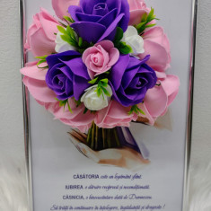 Rama A4 cu decorațiune de flori de săpun și text "Căsătoria..."