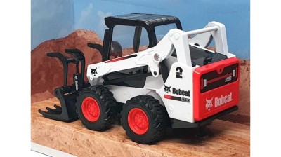 Macheta bobcat s590 skid-steer loader with grapple Bburago foto