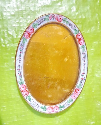F972-I-Rama mica ovala Foto inceput secol 20 cu stativ in bronz emailat floral. foto