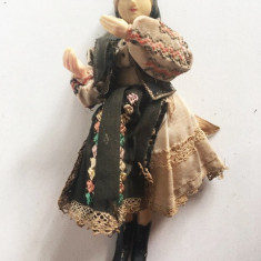Papusa veche romaneasca, in costum traditional, 20 cm