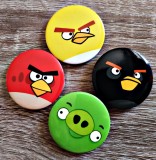 Insigne lot 4 piese Angry Birds Chuck Bomb Terence Pig Rovio Games 4 cm diametrul desene animate personaje