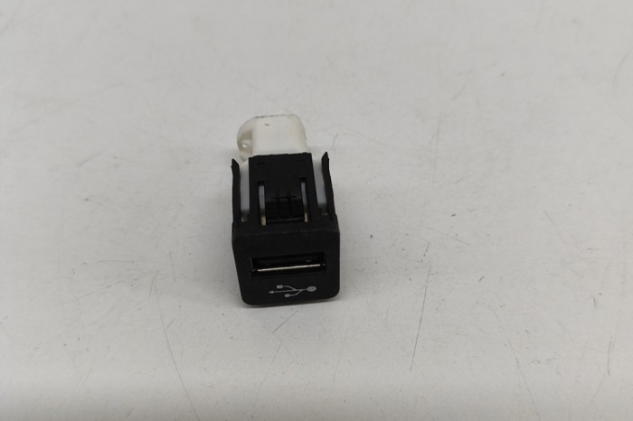 USB BMW 3 G20, G28 2023 OEM: 9229294 29998957