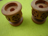 Pereche de sfesnice din lemn cu motive geometrice
