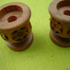 Pereche de sfesnice din lemn cu motive geometrice