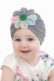 Caciulita gri tip turban cu floricica multicolora (Marime Disponibila: 3-6 luni)