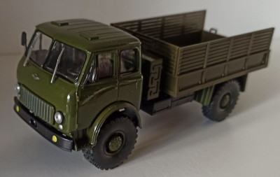 Macheta MAZ 505 1963 camion &amp;quot;verde militar&amp;quot; - MCG 1/43 foto