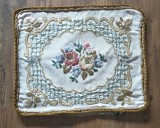 FATA DE PERNA DECORATIVA VINTAGE DIN V&Acirc;SCOZĂ CU MODEL CUSUT MANUAL CU L&Acirc;NĂ