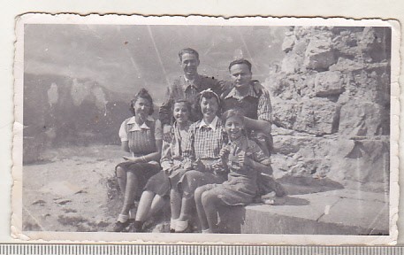 bnk foto - Ostrov ( Constanta) - grup langa zidul cetatii bizantine