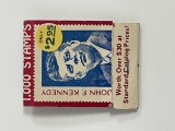 Cutie de chibrituri vintage din anii 1960, cu tema John F. Kennedy, care face reclamă la o ofertă de 1.000 de timbre la prețul de 2,95 USD (1)