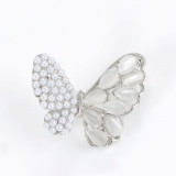 Brosa fluture cu perle albe