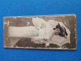 fotografie Distinsa doamna cu palarie alba , rochie alba cu voal si umbrela alba .Anii 1900