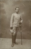 P3031N Sublocotenent Dumitru Moloiu din trupele de v&acirc;nători, cu sabie și jambiere din piele, &icirc;n uniformă model 1912, studio Fotoglob București, 1913