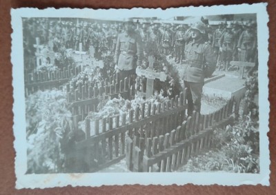 Fotograf, grup de militari la inmormantarea unui camarad, al doilea razboi mondial foto