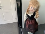 Deosebită păpușă veche din porțelan ,40 cm lungime ,pe suport ,rochie elegantă,de colecție/decor.
