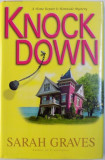 KNOCK DOWN - A HOME REPAIR IS HOMICIDE MYSTERY de SARAH GRAVES