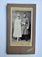 Fotografie veche pe carton: Militar cu Mireasa - J. Jerome Caransebes (16x28cm) foto