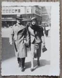Cuplu pe strada, posibil Bucuresti, perioada interbelica// fotografie