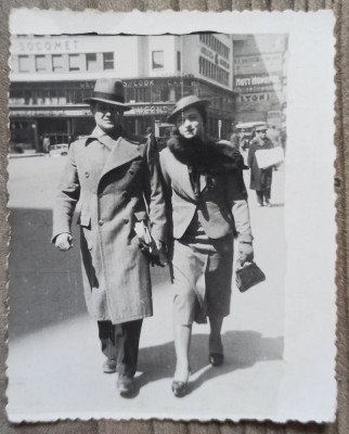 Cuplu pe strada, posibil Bucuresti, perioada interbelica// fotografie foto