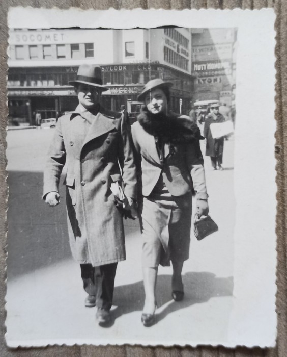 Cuplu pe strada, posibil Bucuresti, perioada interbelica// fotografie