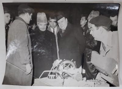 NICOLAE CEAUSESCU , IN FATA UNUI STAND CU PIESE , ASCULTAND PREZENTAREA , , FOTOGRAFIE DE PRESA , ANII &amp;#039;70 foto