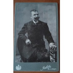 Fotografie pe carton, barbat cu mustata si cioc, inceput de secol XX