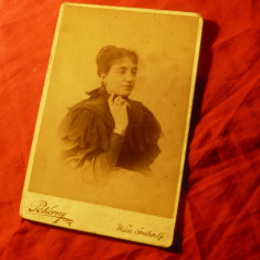 Fotografie veche pe carton - Femeie in costum epoca- FotoPokorny Viena 16x10,6cm