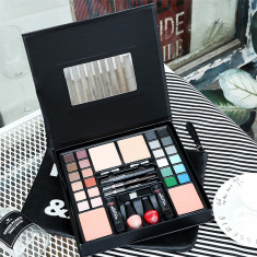 Set Cadou Max More Makeup Kit foto