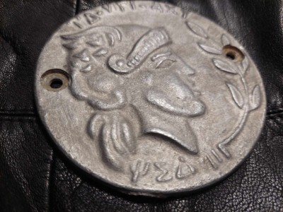 PLACHETA VECHE METALICA cu FATA MONEDA ANTICA-Monede imperiale romane Antoninus Pius (138-161). Sestertius-Monetărit la Roma foto