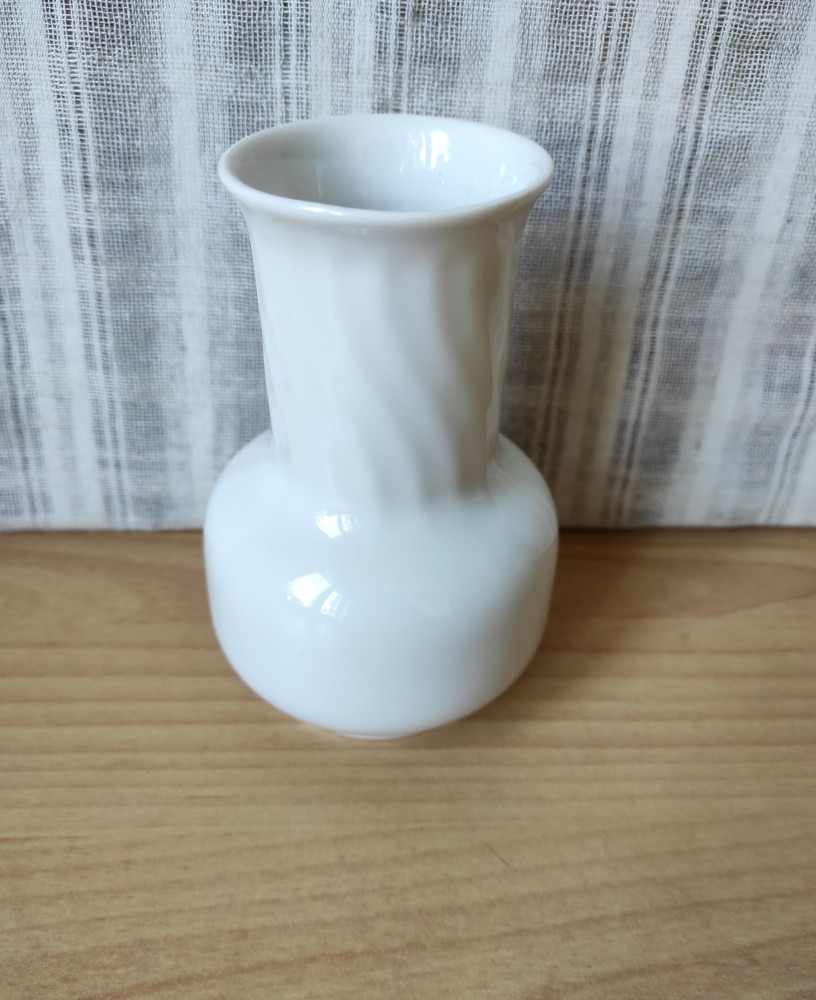 Vaza alba portelan fin model 2 | Okazii.ro