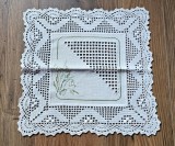 CENTRU DE MASA VINTAGE CU BRODERIE MANUALĂ HARDANGER SI MARGINI CROȘETATE