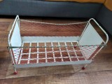 Cumpara ieftin Patut / pat papusa - jucarie veche romaneasca, metal si plasa, colectie, vintage