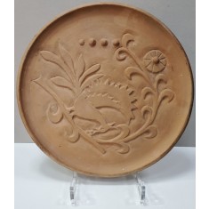 PLATOU DECORATIV DIN CERAMICA ARSA , CU MOTI PASARE SI FLOARE , SEMNAT PE VERSO ANETA IOSIFESCU