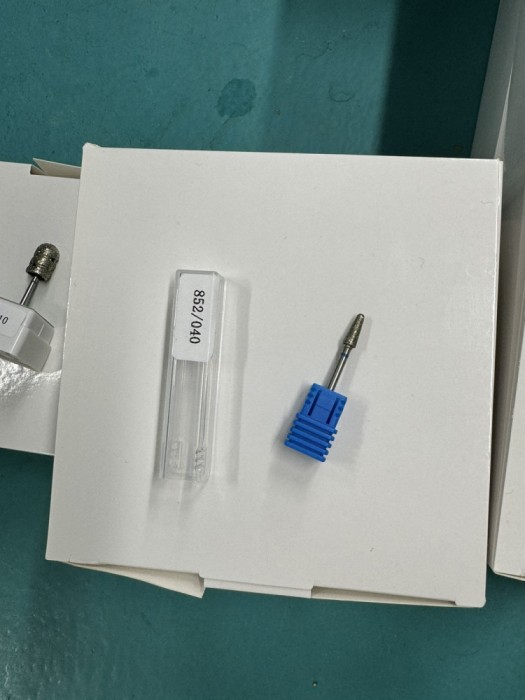 Bit pentru cuticulă, con rotunjit, br&acirc;u albastru 852/040