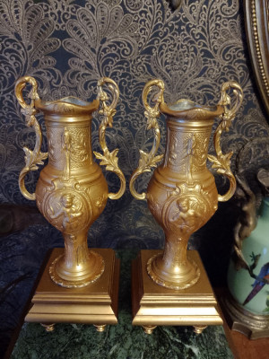 Set de 2 elegante amfore vechi din metal aurit in stilul Baroc foto